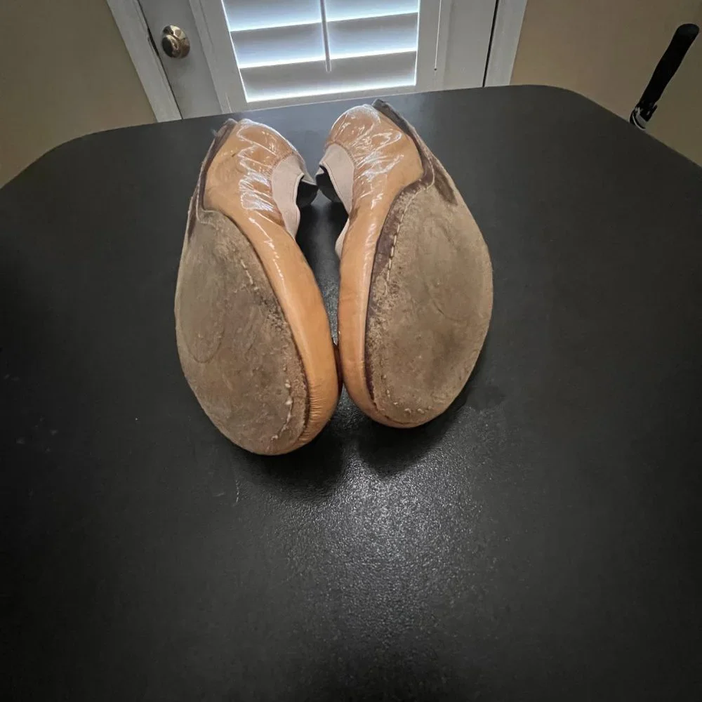 Tory Burch size 8.5 carolina ballerina flat shoes patent round toe stretch tan